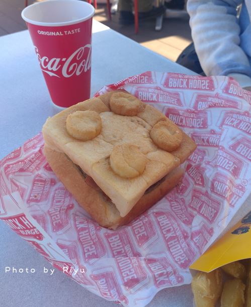レゴブロックの形をしたえびかつバーガー